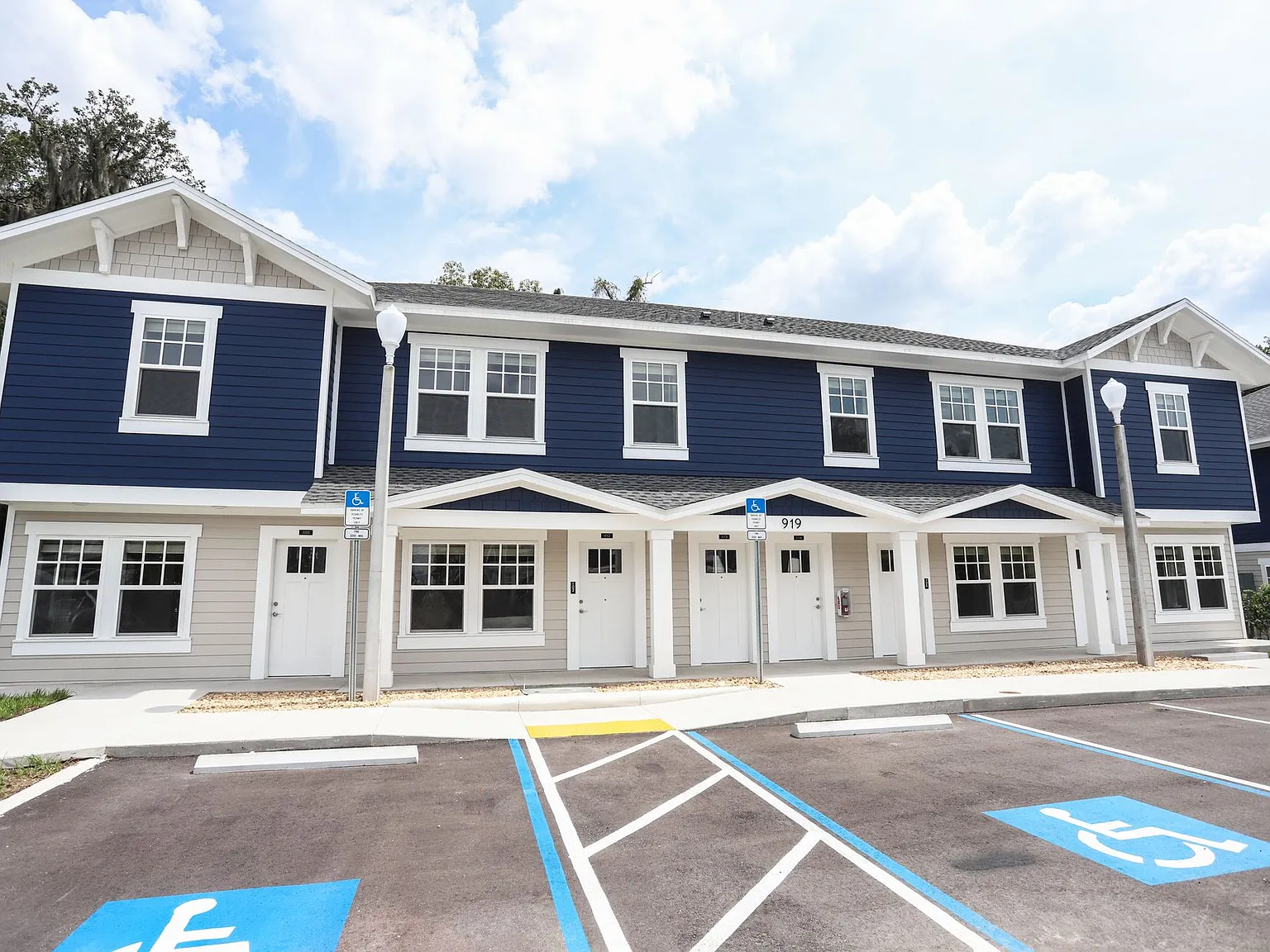 Royal Oak Apartments — Photo 4