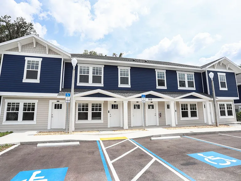 Royal Oak Apartments — Photo 4