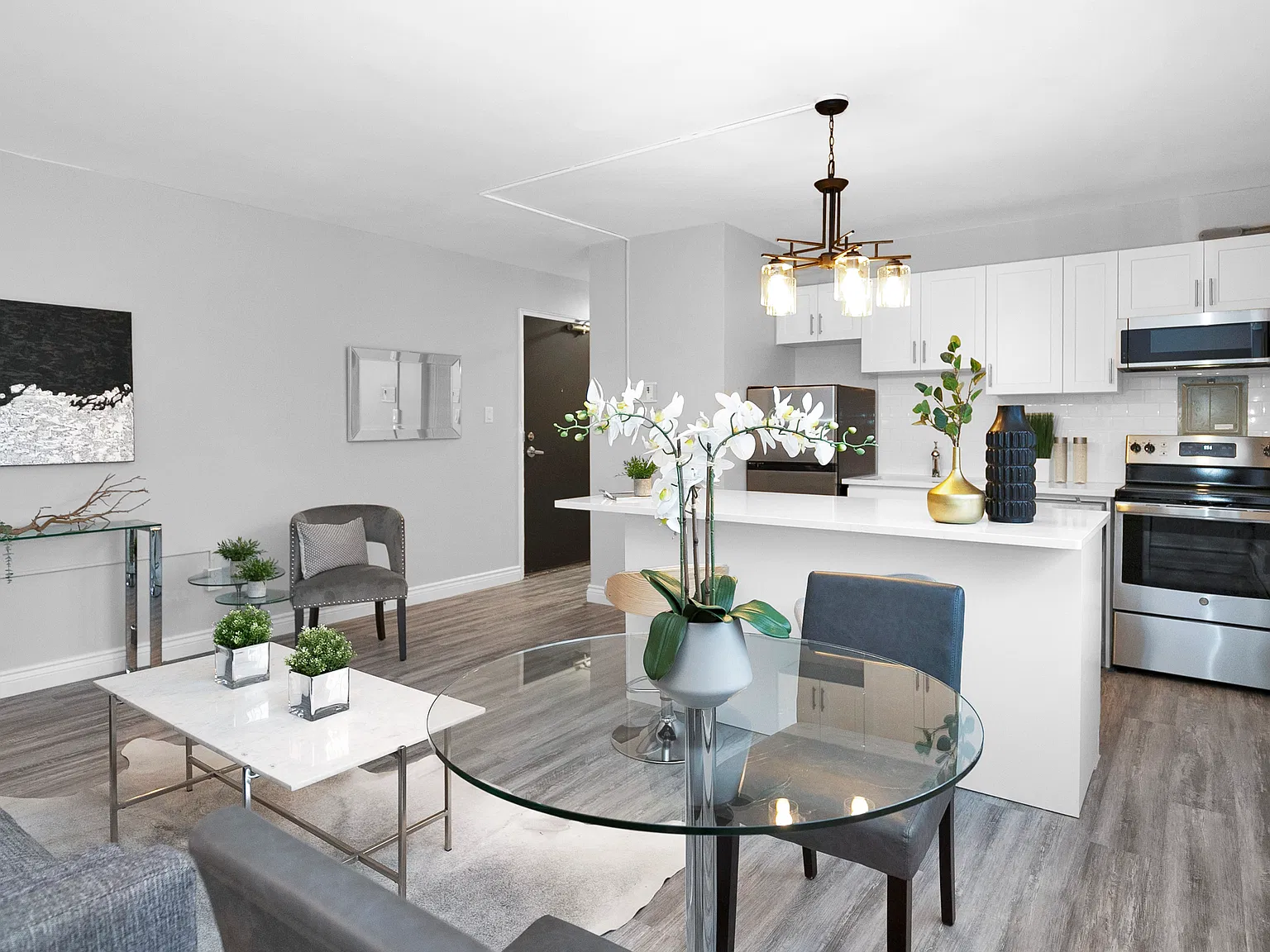 Spacious and Bright 1 Bedroom — Photo 2