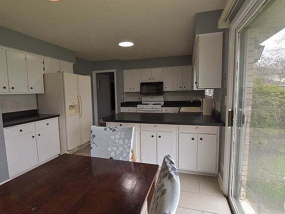 5th image of 563 Hillside Ave