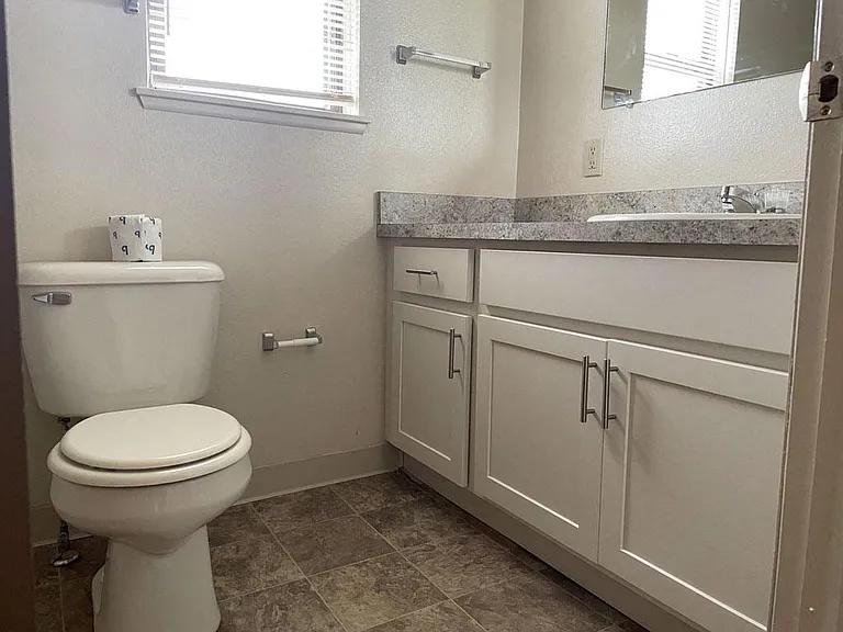 Oak Shores Apartments — Photo 18