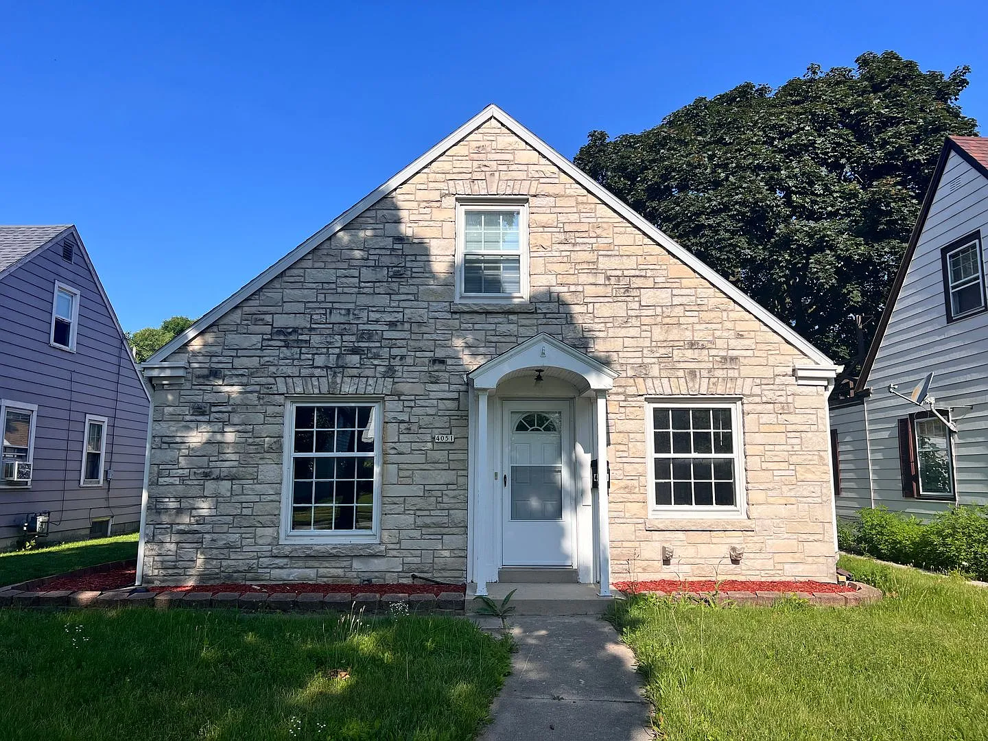 3 Bedroom 1 Bathroom Single Family Available — Photo 1