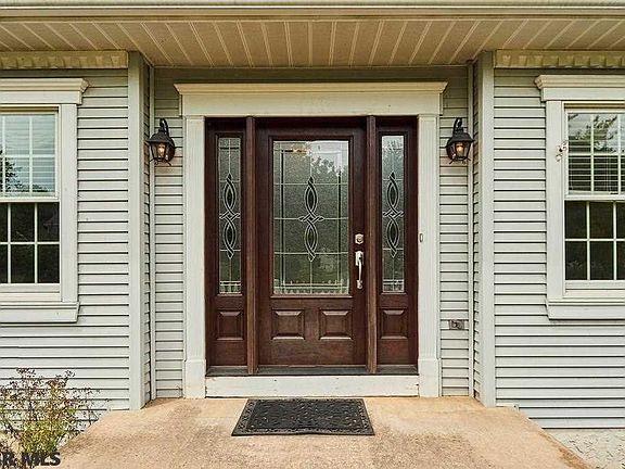 4th image of 393 Gregory Ln