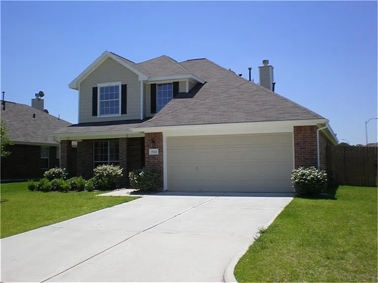 4 bed, 2.5 bath, 2343 sqft, $2,100 — Photo 2