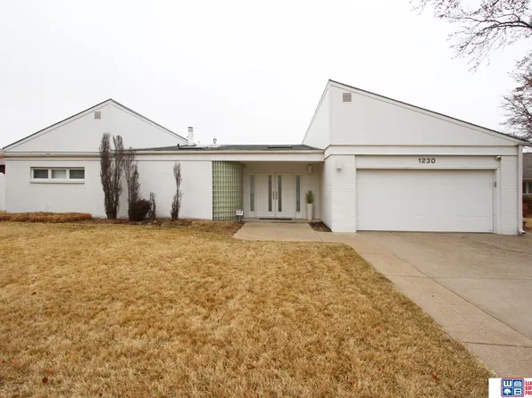 1230 Manchester Dr, Lincoln, NE 68528