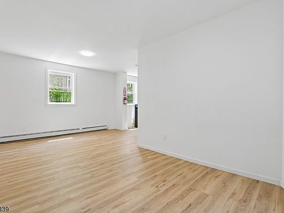 5th image of 55 Hawkins St