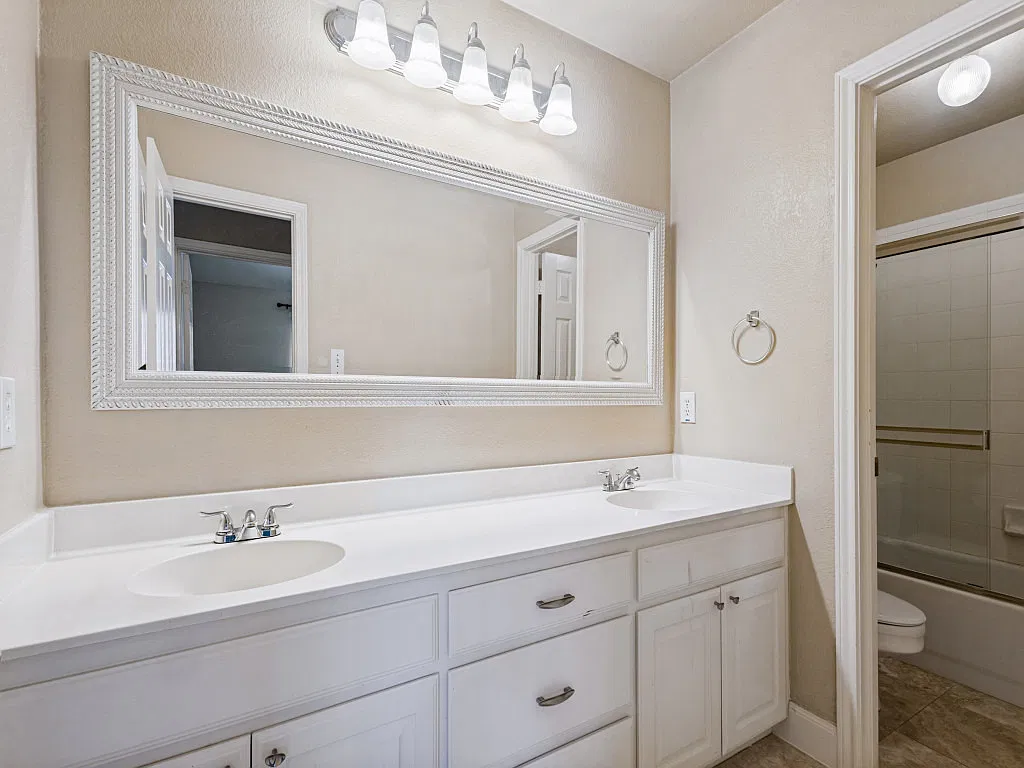 4 bed, 2402 sqft, $2,700 — Photo 3