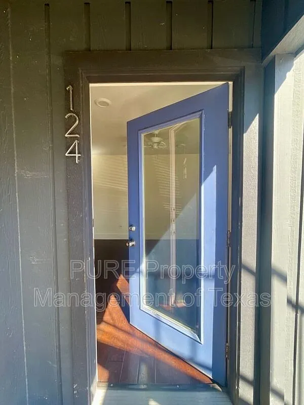 Building Photo - 909 Reinli St #124