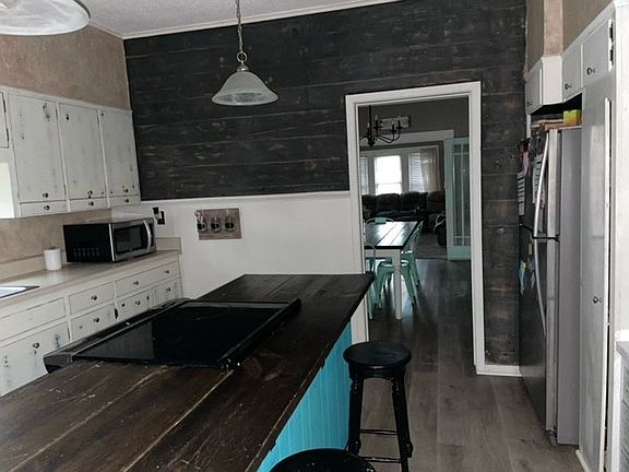 3rd image of 207 N Avenue G