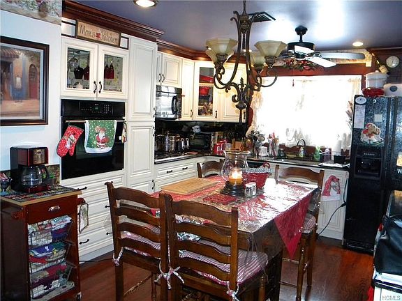3rd image of 122 Highwood Dr #122