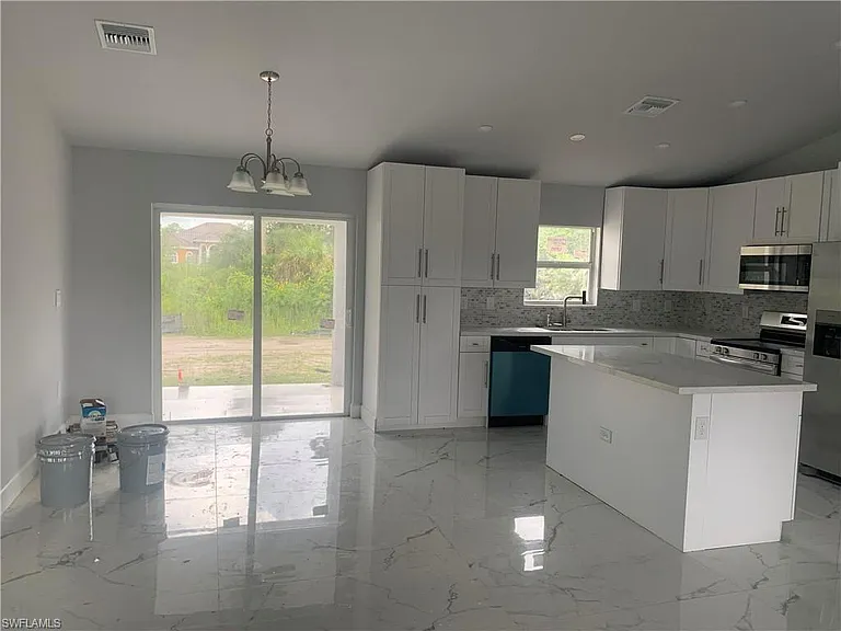 3211 43rd St SW — Photo 3