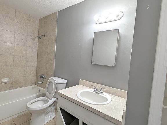 Generously-sized bathroom with combined tub shower