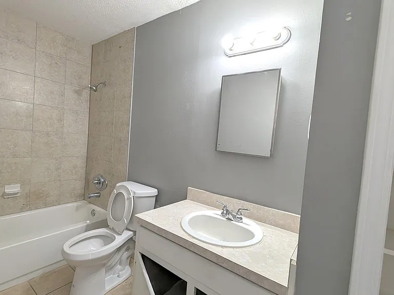 Generously-sized bathroom with combined tub shower
