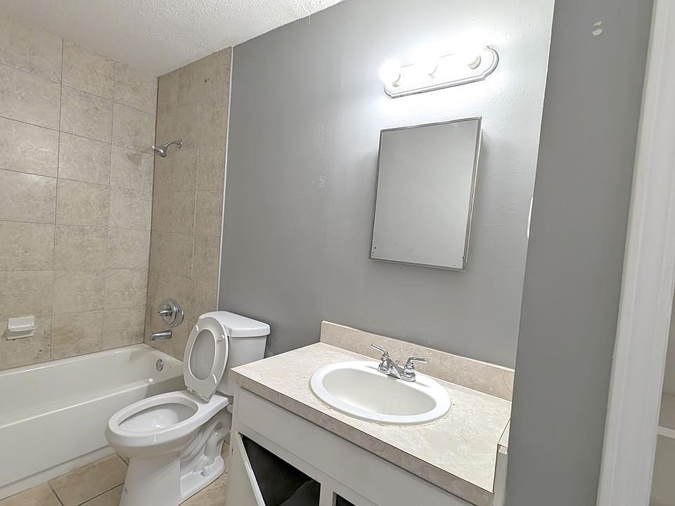 Generously-sized bathroom with combined tub shower