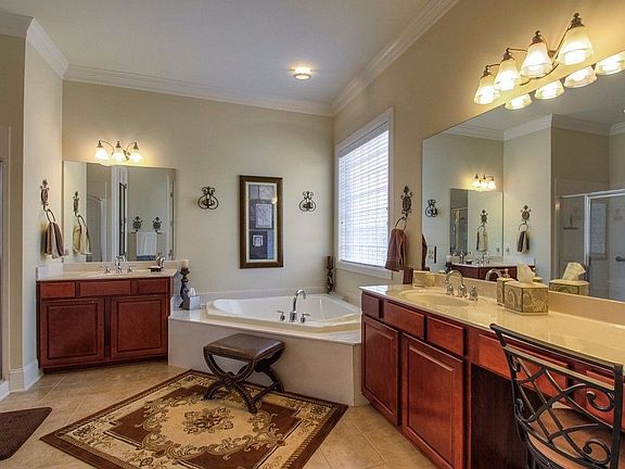 4th image of 1316 Cottingham Dr