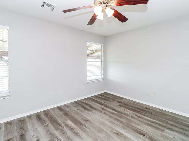 1101 Edinburg Dr — Photo 9