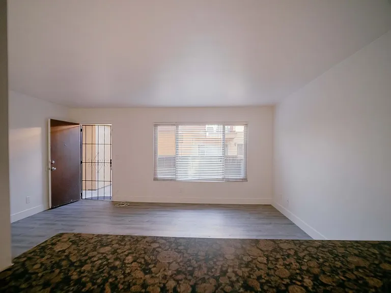 Parkway Plaza Apartments — Photo 36