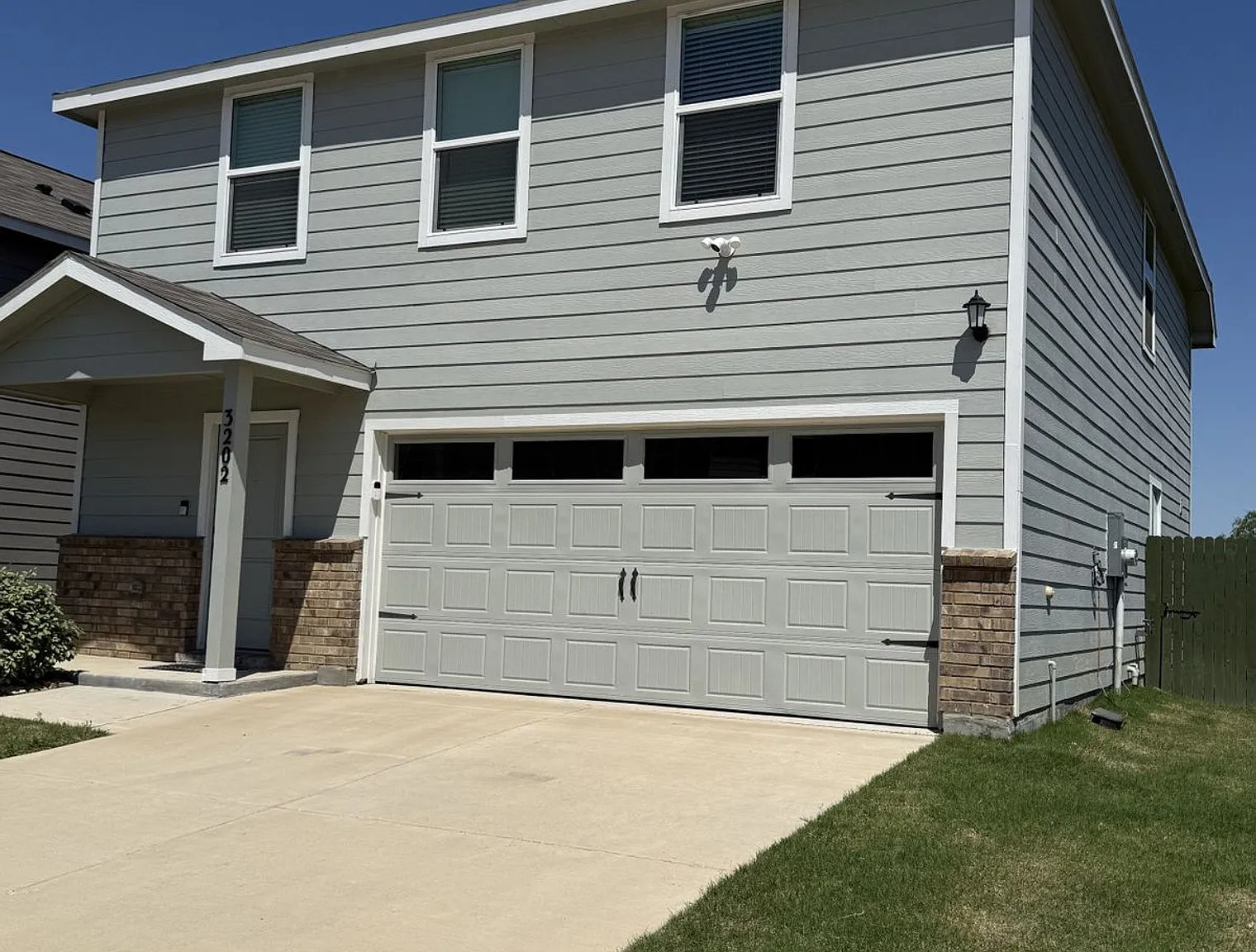 4 bed, 2.0 bath, 1732 sqft, $5,022 — Photo 2