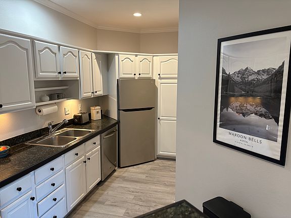 4th image of 1400 E Valley Rd Unit 215