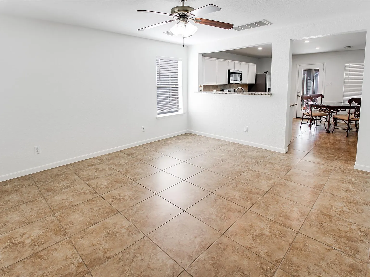 3 bed, 2.5 bath, 1431 sqft, $1,800 — Photo 3