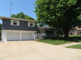 1716 Valley View Dr, Freeport, IL 61032