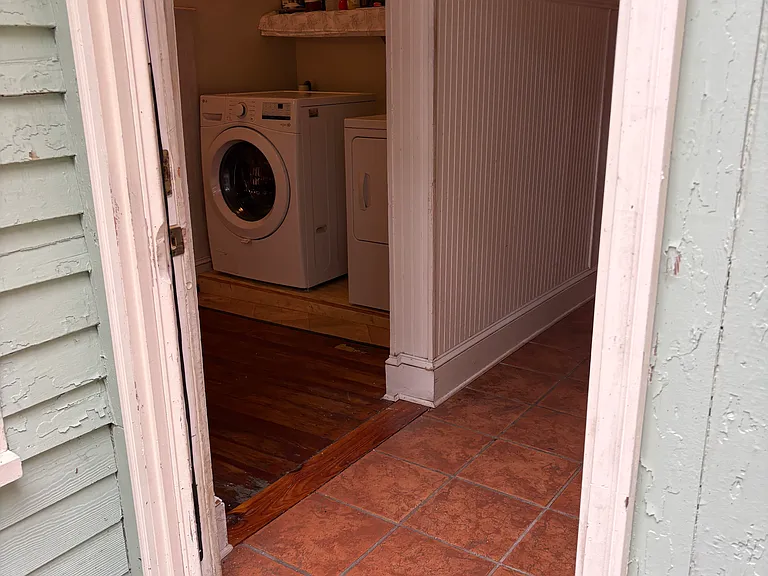 415 W 4th St — Photo 25