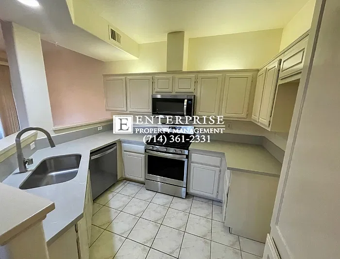 2 bed, 2.5 bath, 1190 sqft, $3,350 — Photo 4