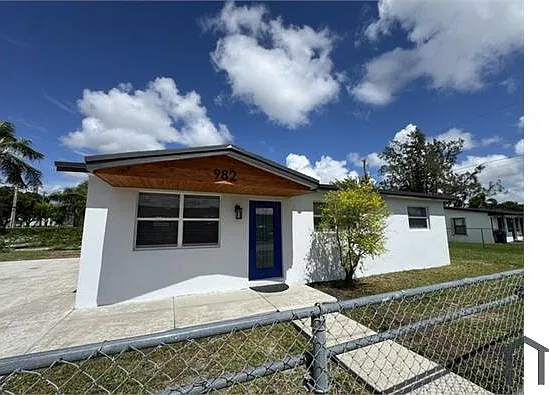 982 NW 3rd St