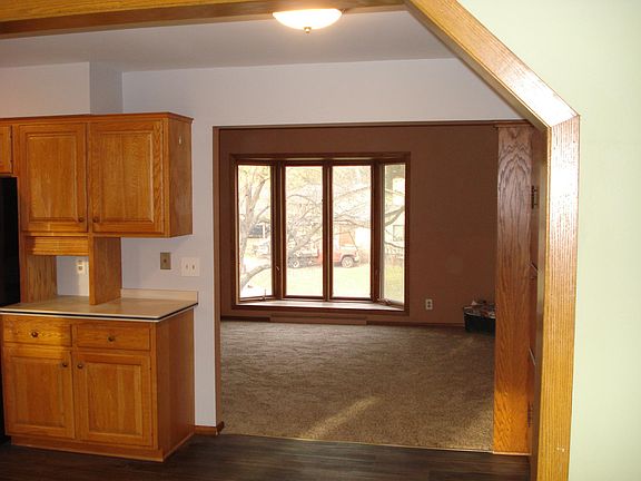 5th image of 132 Birchwood Dr N
