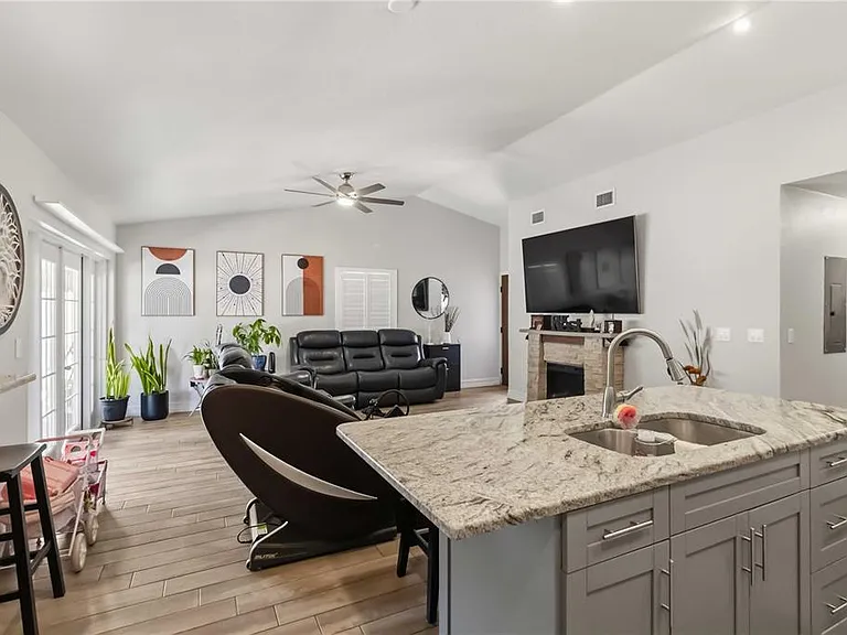 10327 Parkcrest Dr — Photo 8