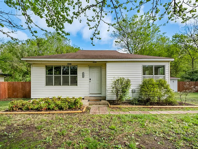 2228 W Wedington Dr — Photo 1