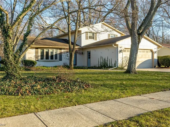 849 Sunset Ave, Sheffield Lake, OH 44054