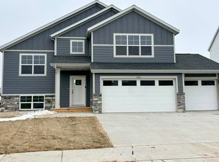5917 S Coneflower Ave, Sioux Falls, SD 57108