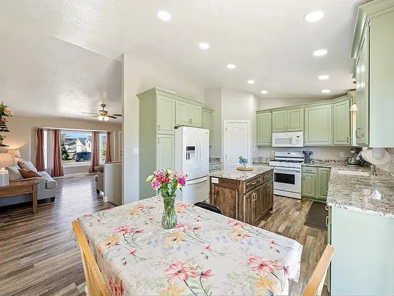 810 E Homestead Blvd — Photo 10