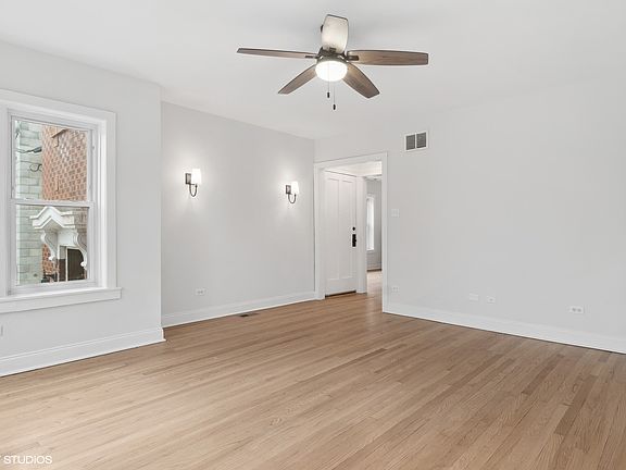 4th image of 4414 N Albany Ave #1E