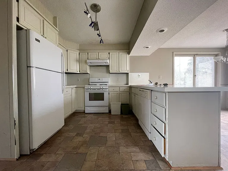 241 Boughey St — Photo 5