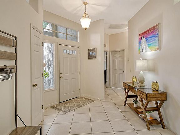 5th image of 560 Fallbrook Dr