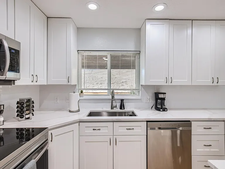 660 W 79th Pl — Photo 2