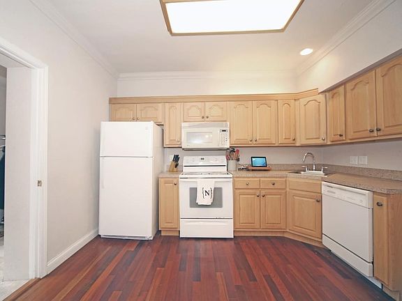 5th image of 4984 Botanical Ave