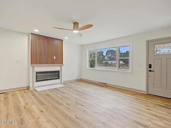 3rd image of 125 Sharon Road