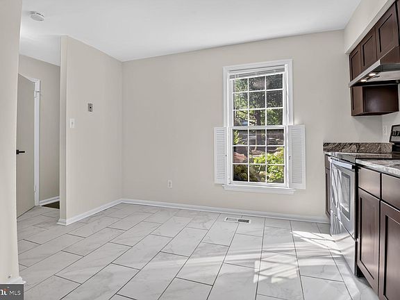 5th image of 2155 Pond View Ct