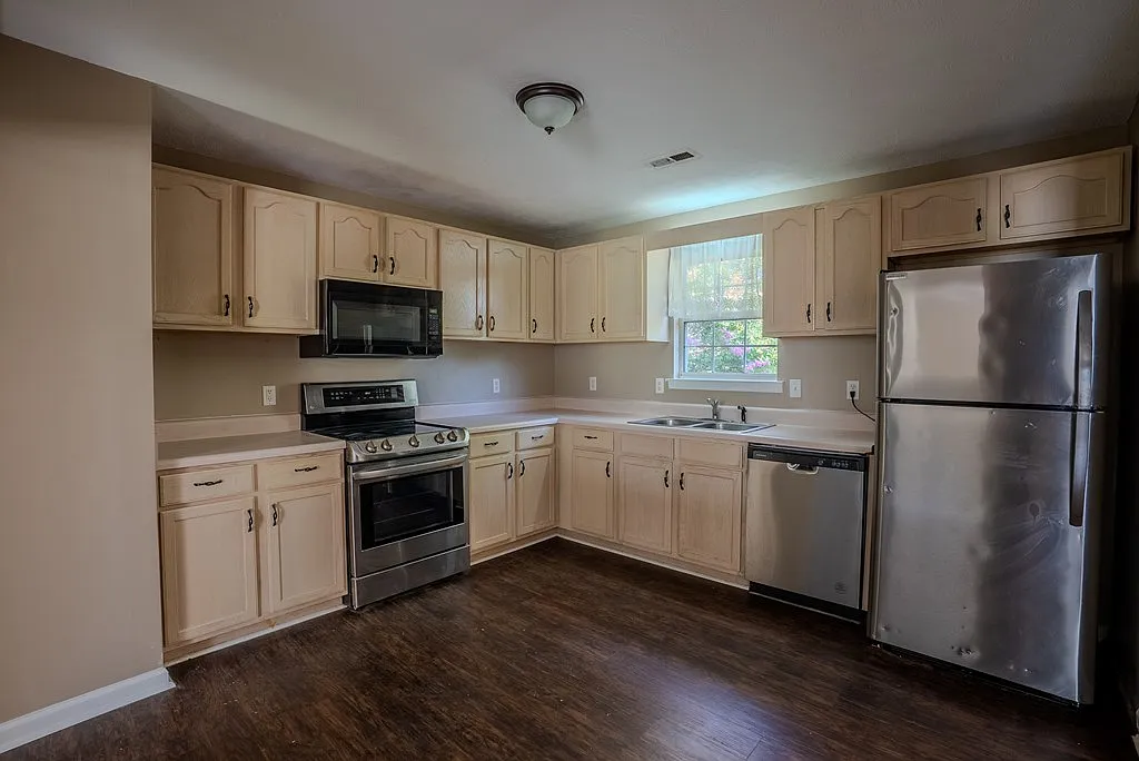 4 bed, 2440 sqft, $2,400 — Photo 3