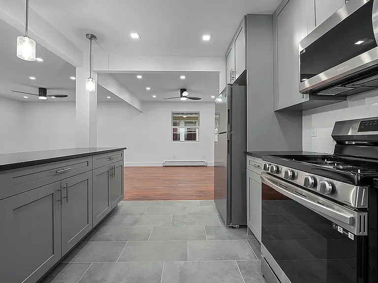 220th Pl — Photo 14