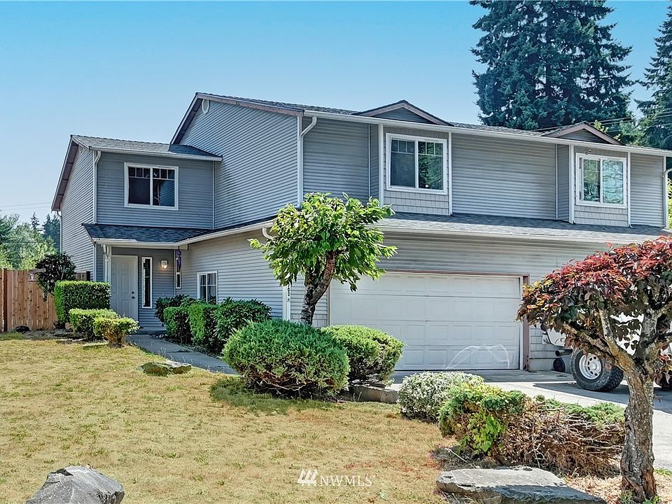 Newer roof, aprx 4 years old. Loads and loads of parking. Exceptionally convenient location and very quick commute to Boeing.