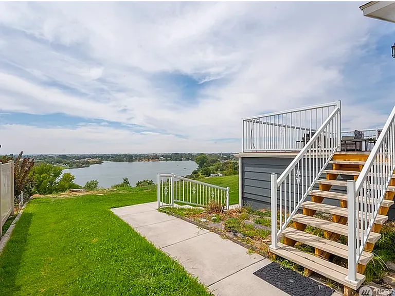 634 N Crestview Dr — Photo 29