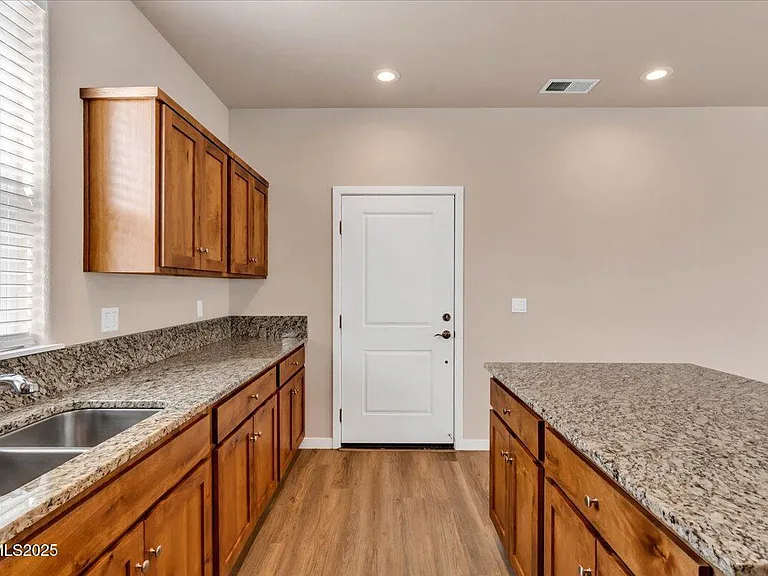 916 Garden Ct — Photo 14