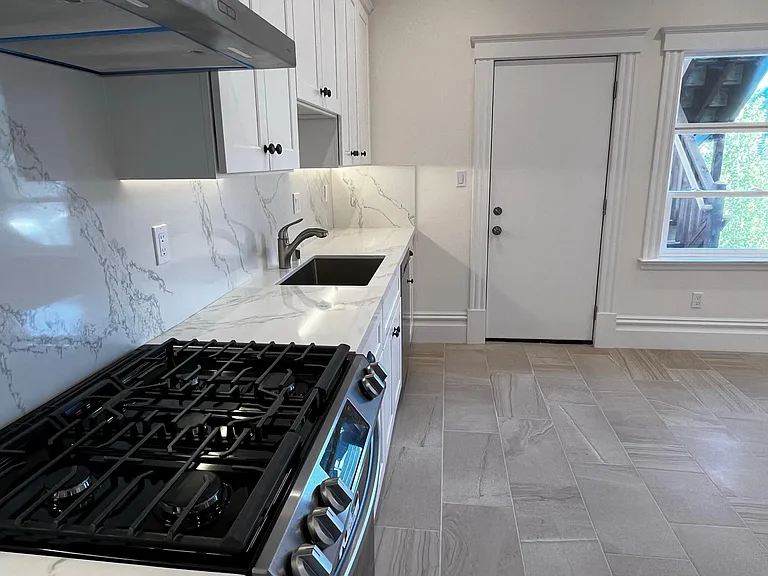 889 Capp St — Photo 4