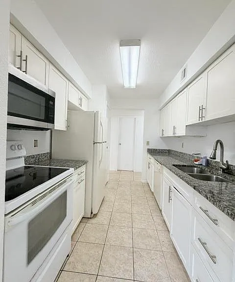 899 W Riverside Dr #611 — Photo 7