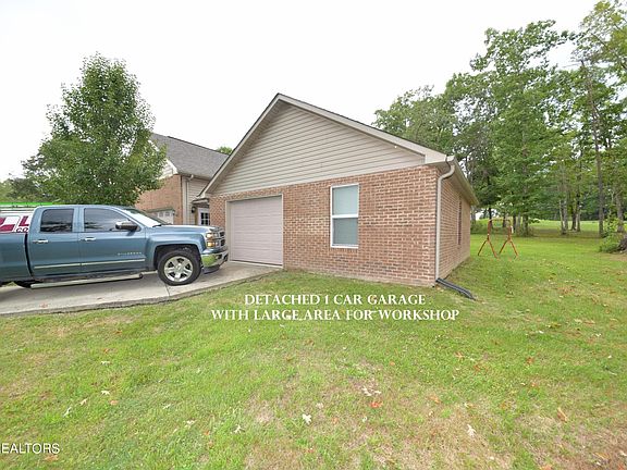 5th image of 990 Golf Club Ln