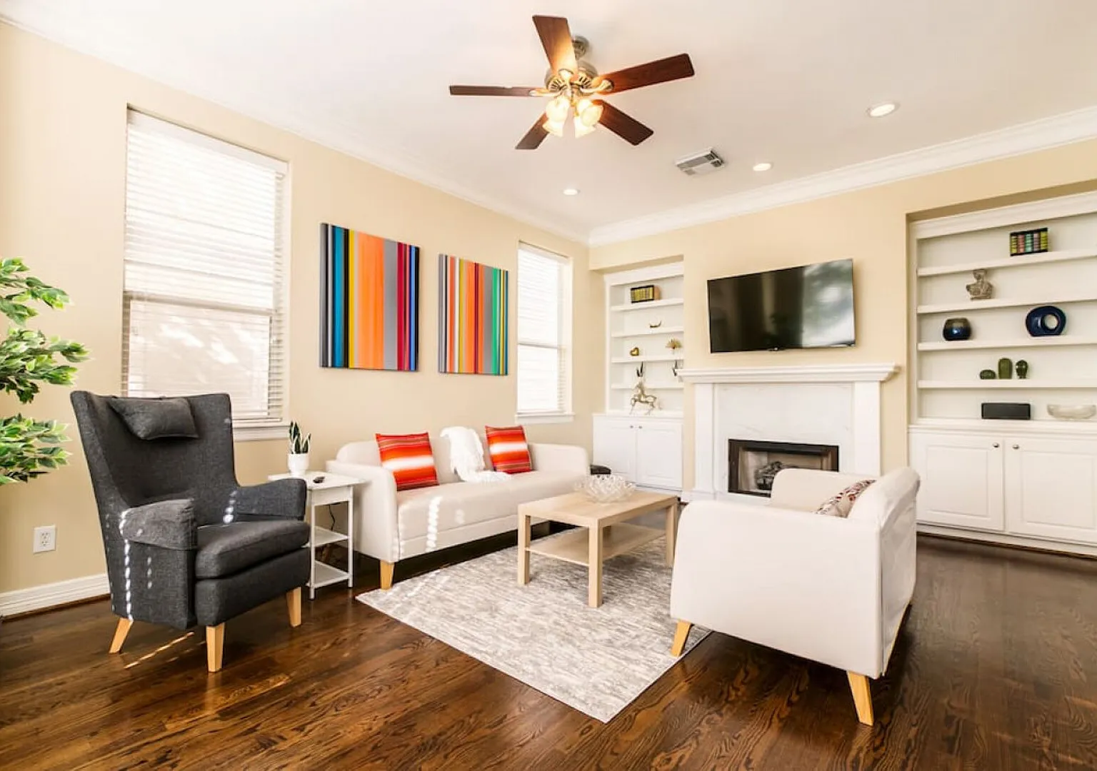 Stylish Montrose Townhome - Sleeps 10 — Photo 1